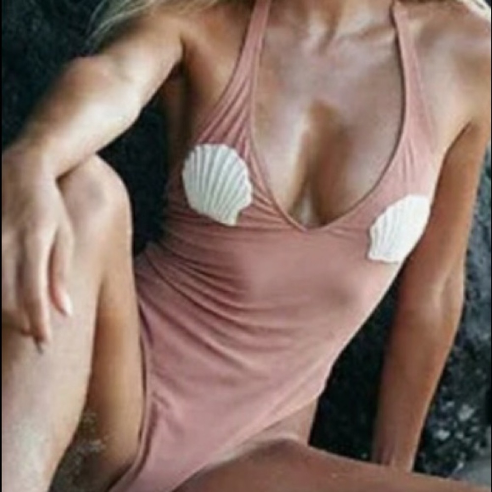 Gorgeous -One piece- shell  bathing suit